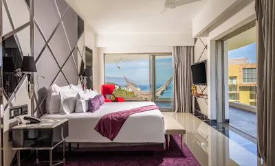 Ultra Corner Suite South