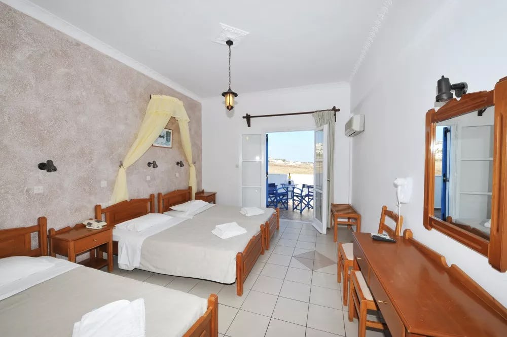 hotel-olympic-santorini-quadruple-room_11036