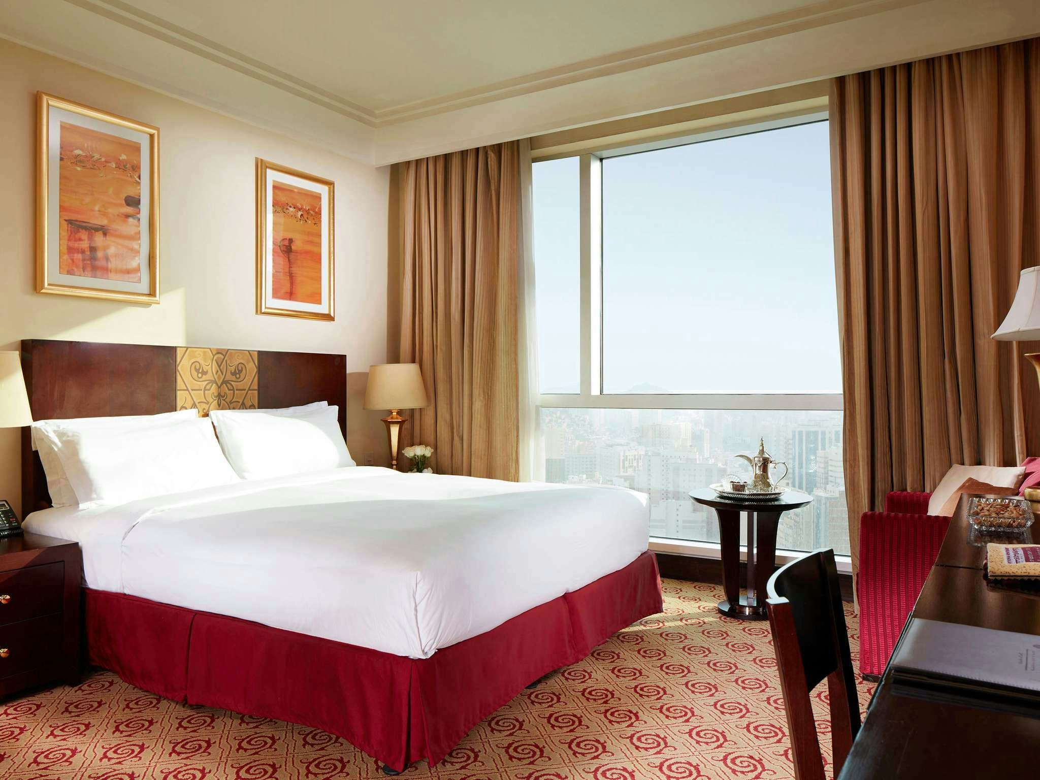 hotel-pullman-zamzam-makkah-classic-presidential-suite-1-double-size-bed-2-single-size-beds-haram-courtyard-view_10810