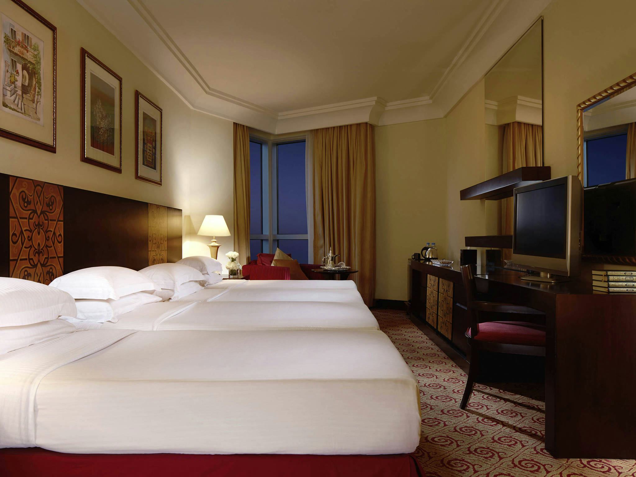 hotel-pullman-zamzam-makkah-classic-room-4-single-size-beds-city-view_10810