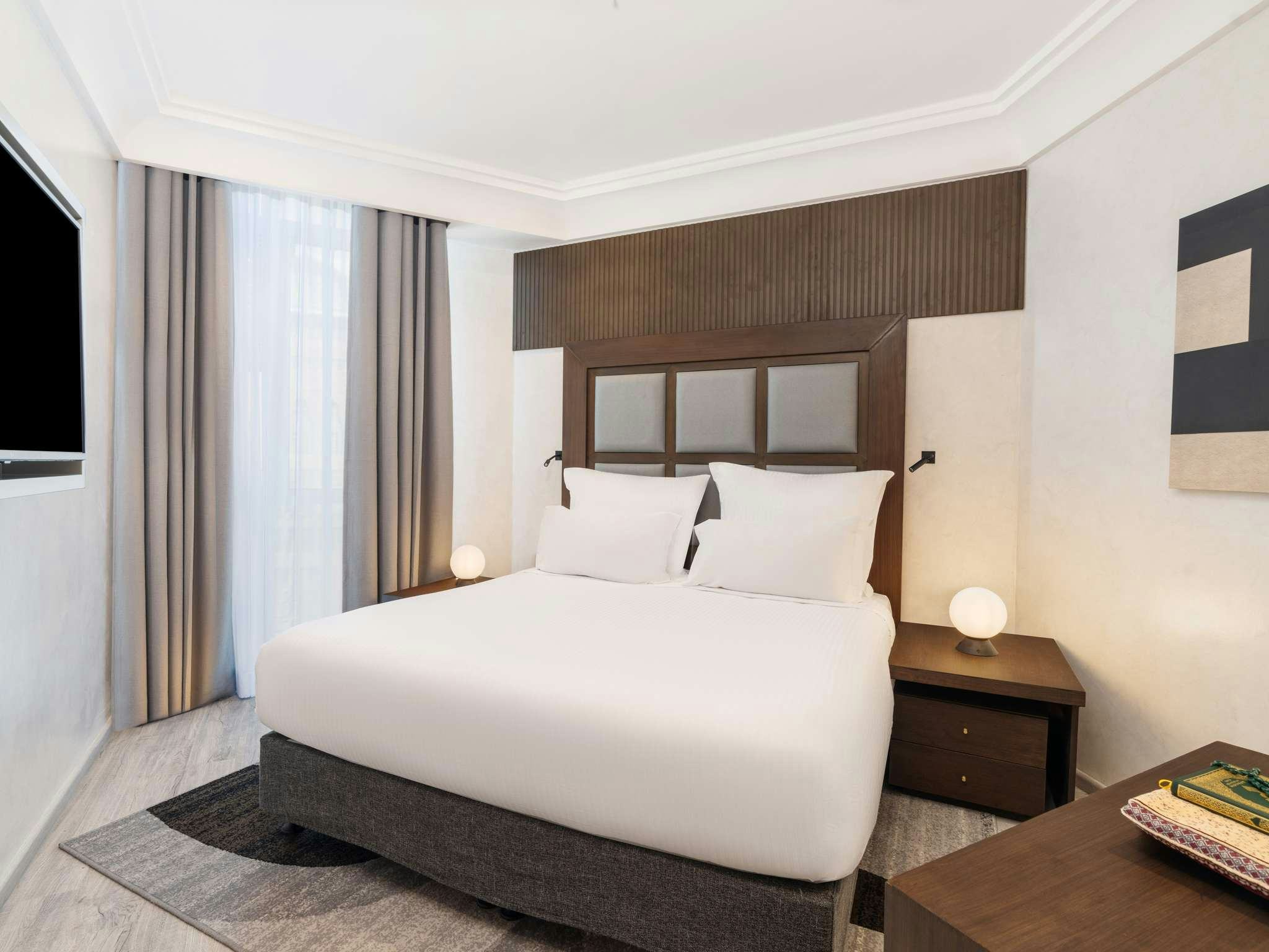 hotel-pullman-zamzam-makkah-deluxe-executive-suite-1-king-size-bed-2-single-size-beds-haram-view_10810