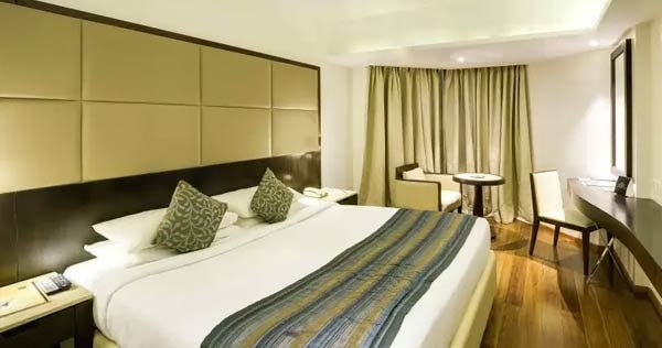 hotel-ramee-guestline-juhu-executive-room-01_2041