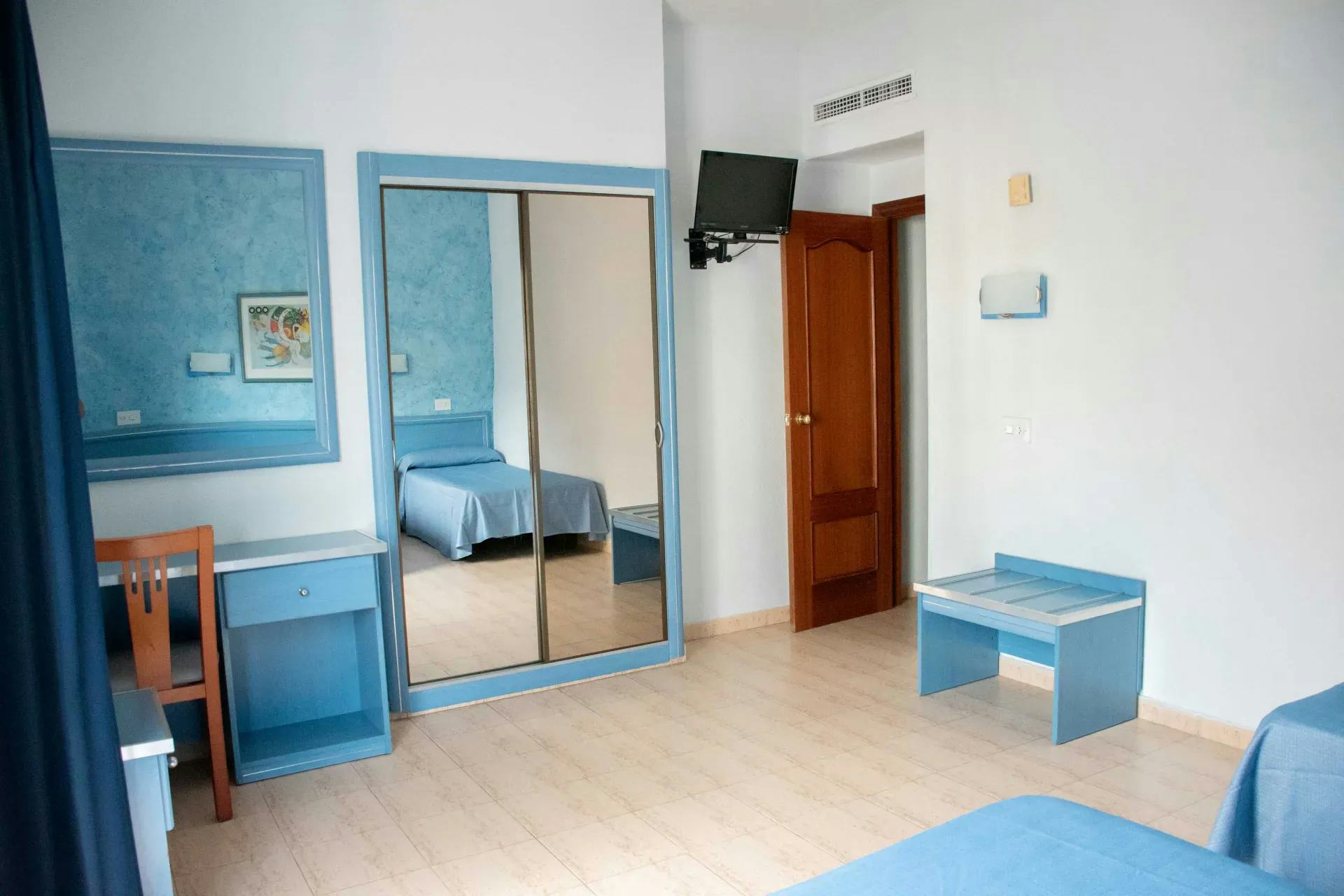 QUADRUPLE ROOM (2 ADULTS + 2 CHILDREN)