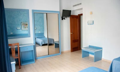 QUADRUPLE ROOM (2 ADULTS + 2 CHILDREN)