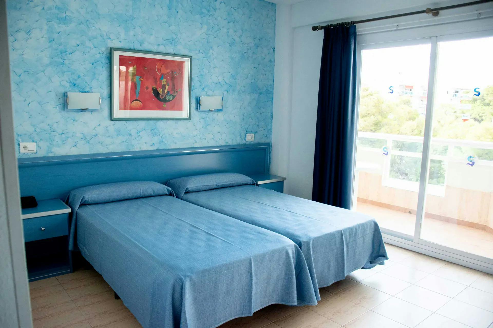 SINGLE-PARENT ROOM (1 ADULT + 1 CHILD)