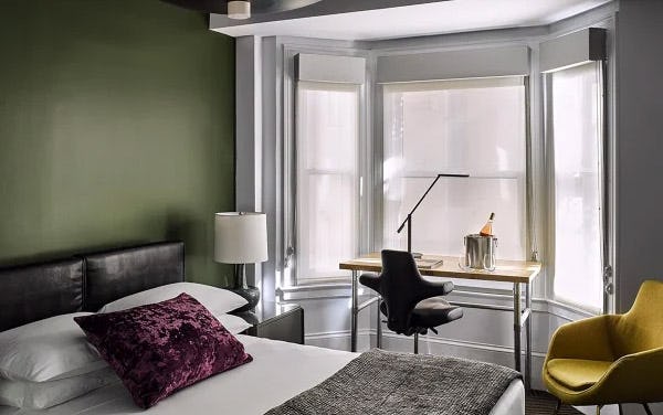 hotel-zeppelin-san-francisco-accessible-deluxe-queen-room_477