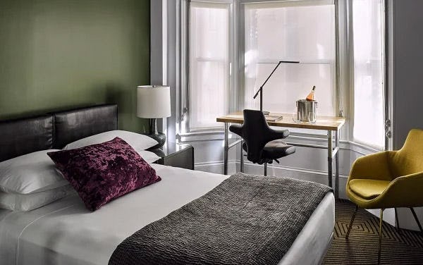 hotel-zeppelin-san-francisco-accessible-premier-queen-room_477