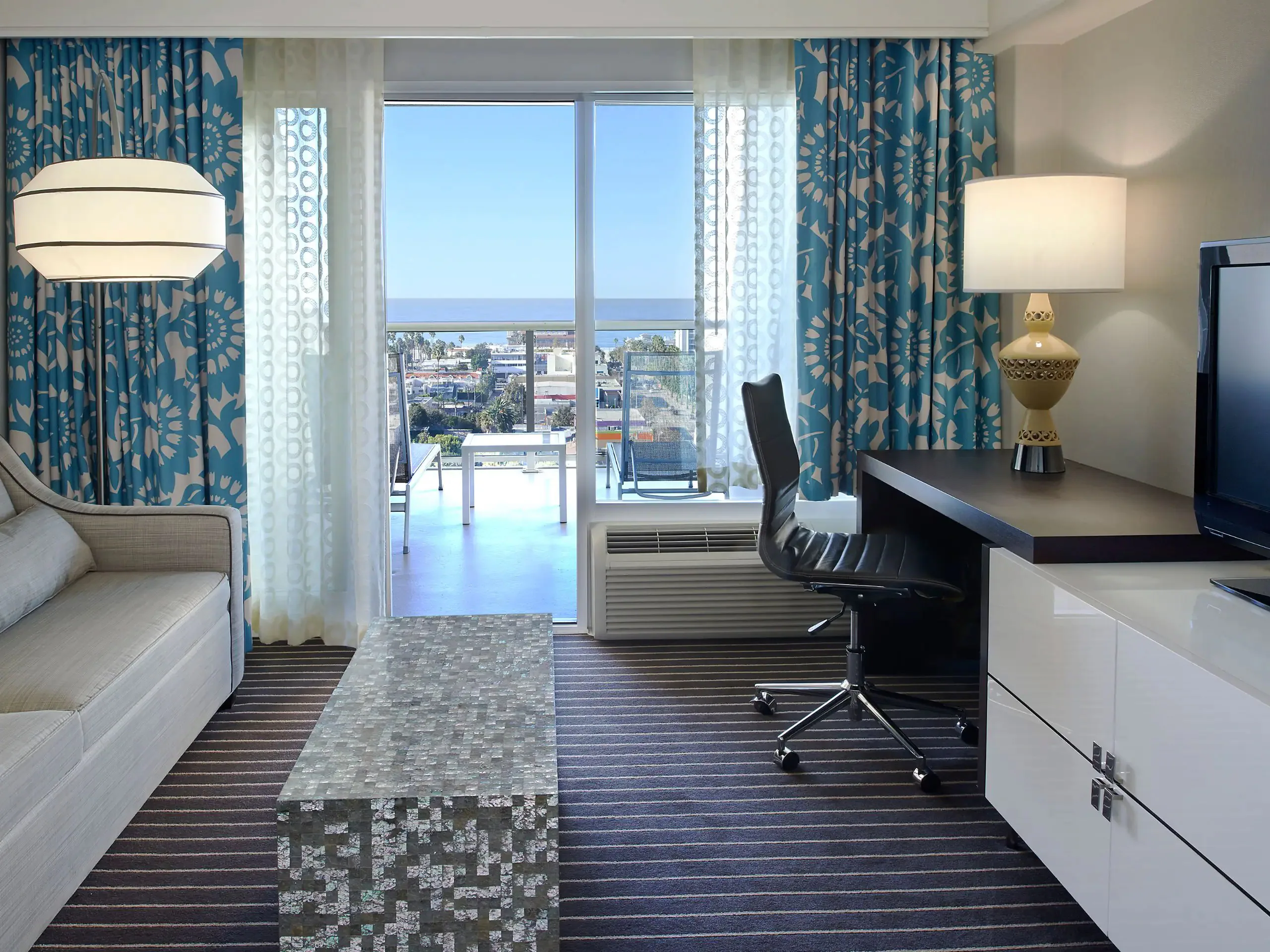 hyatt-centric-delfina-santa-monica-los-angeles-1-king-bed-partial-ocean-view-with-balcony_7046