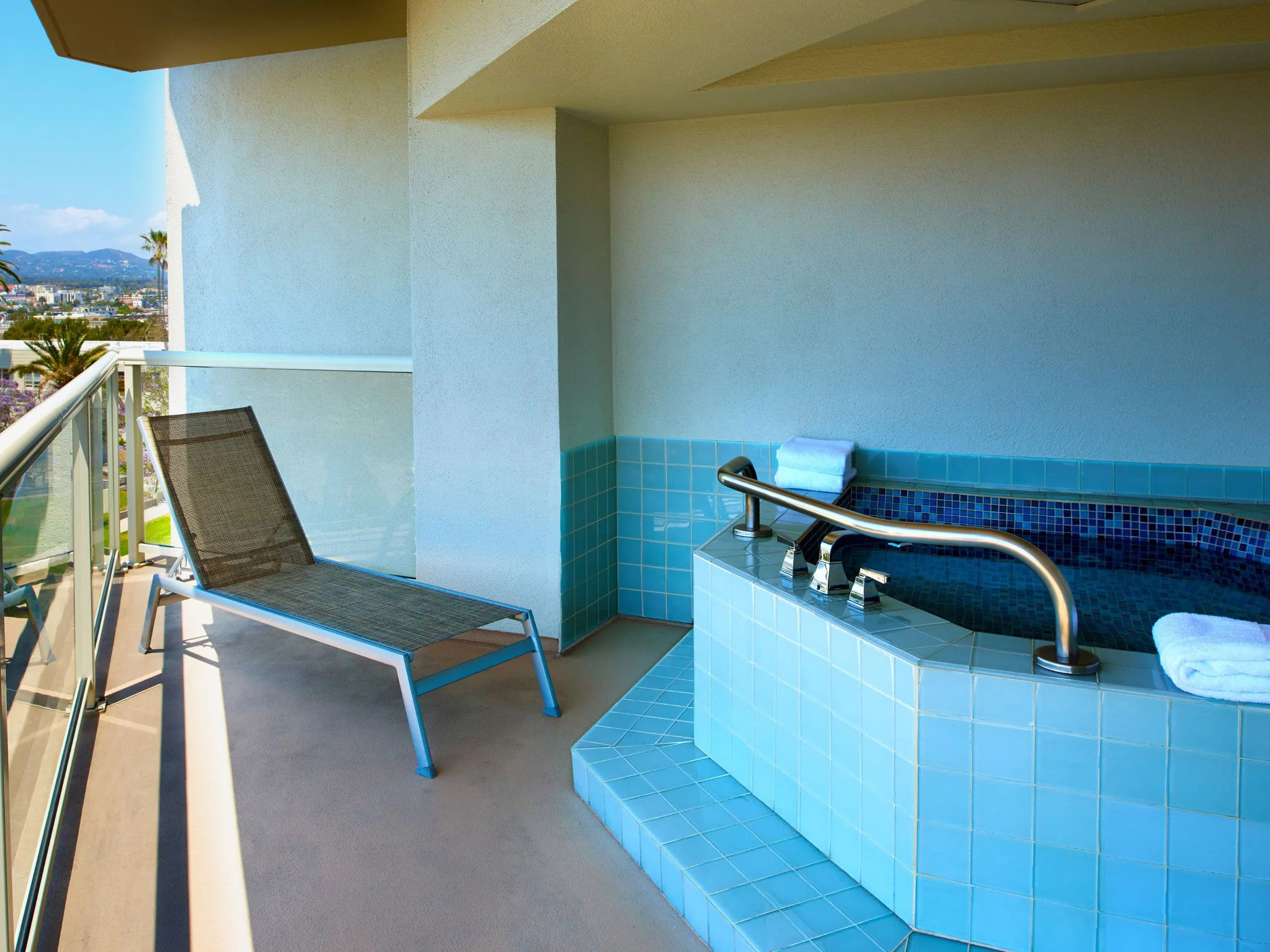 hyatt-centric-delfina-santa-monica-los-angeles-1-king-bed-sunset-suite-02_7046