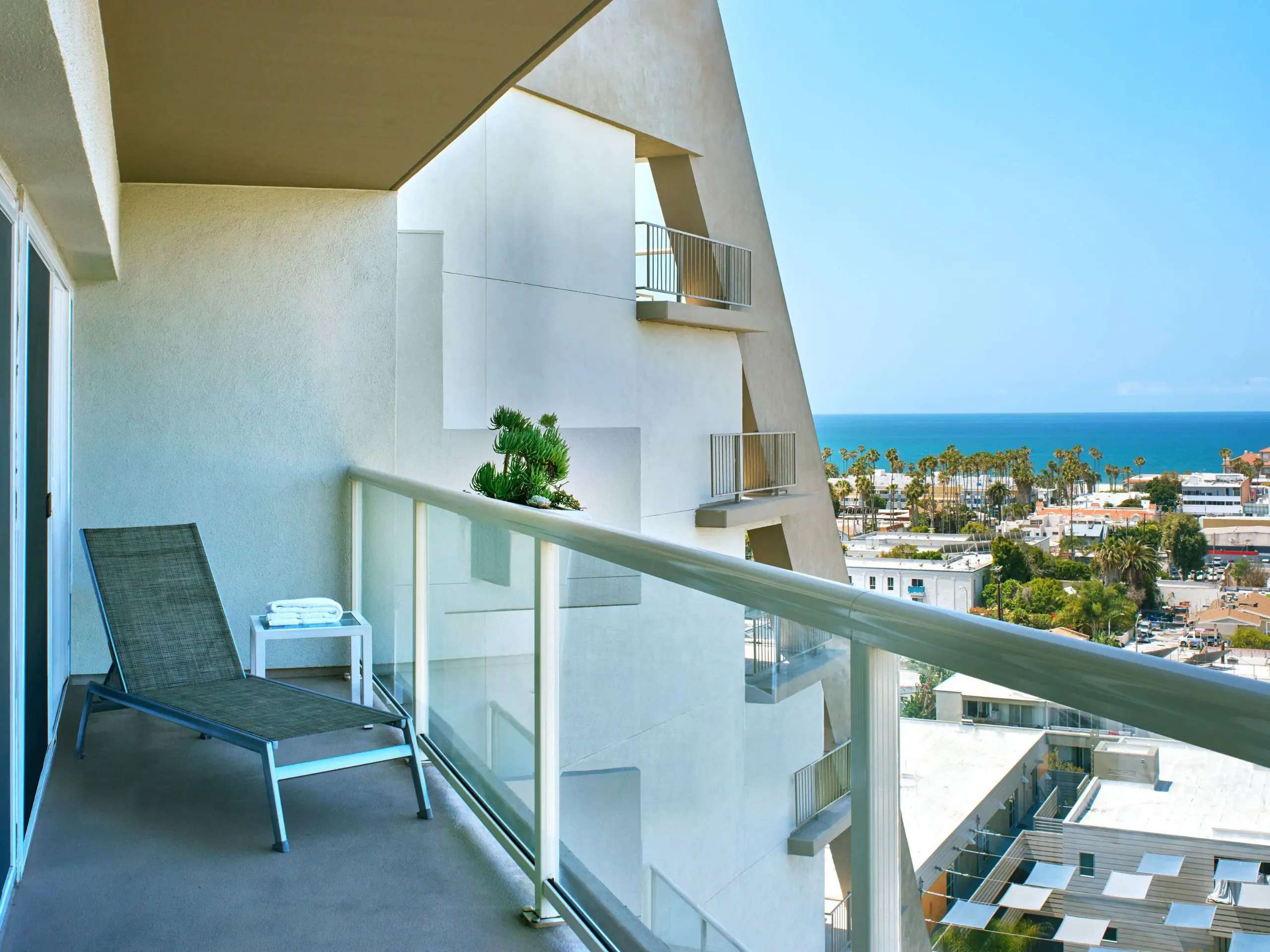 hyatt-centric-delfina-santa-monica-los-angeles-2-queen-beds-partial-ocean-view-with-balcony-02_7046