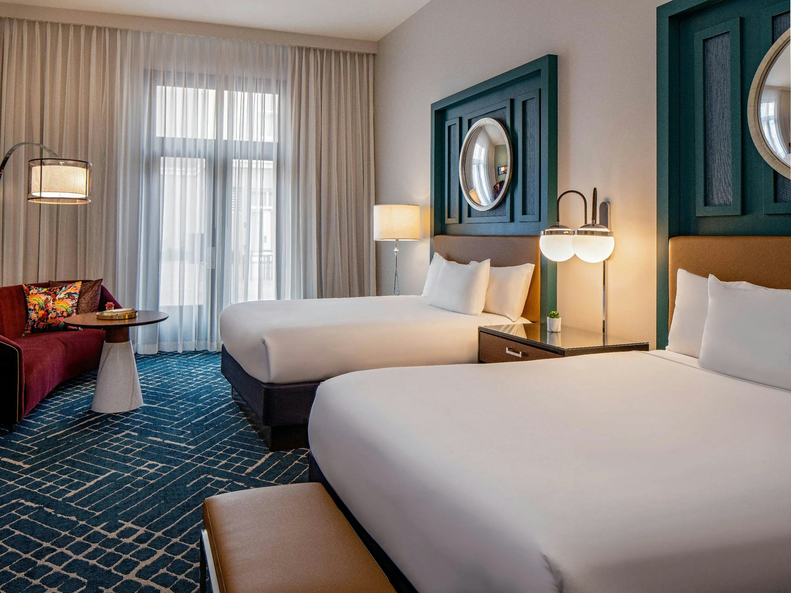 2 Queen Beds with Balcony