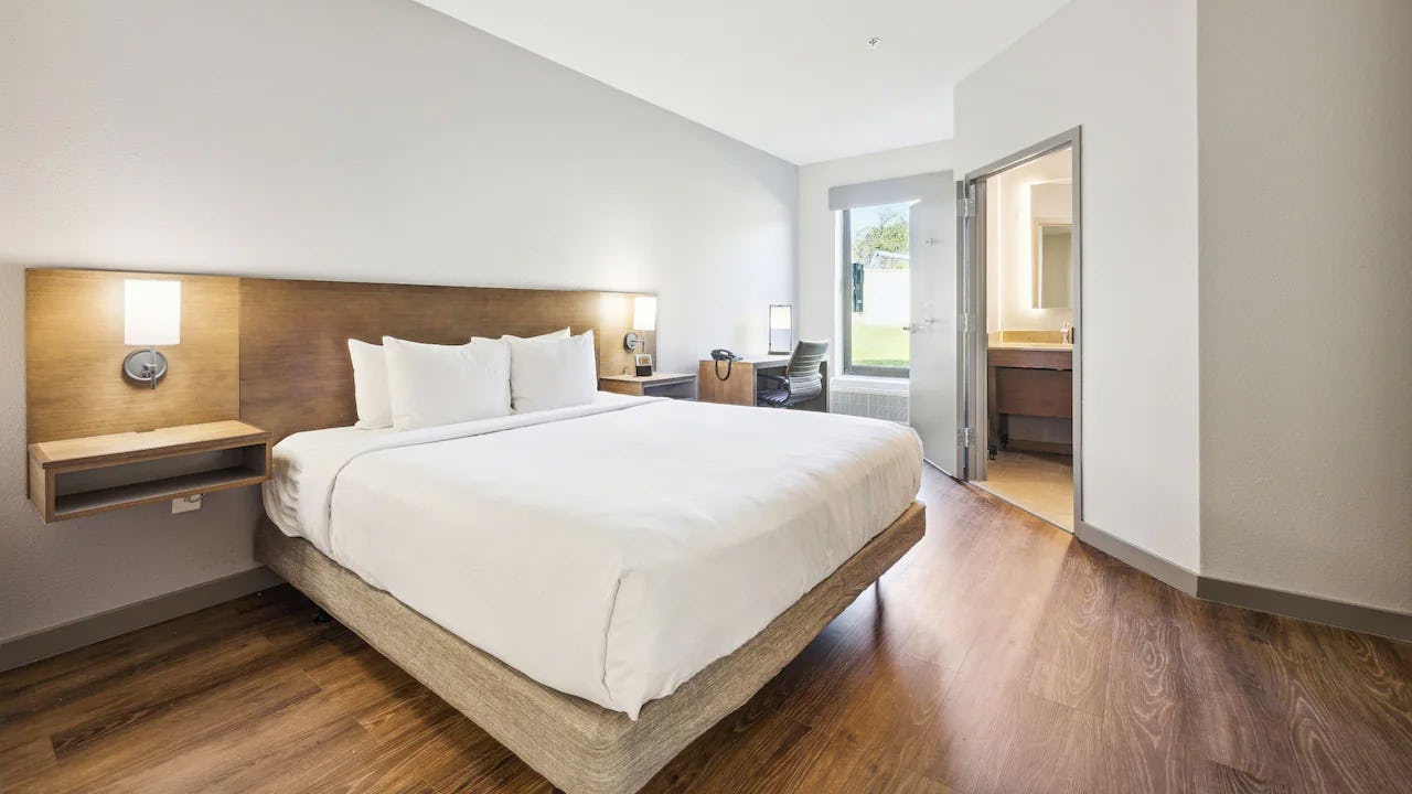 Accessible King Bed/Tub (with sofa bed)