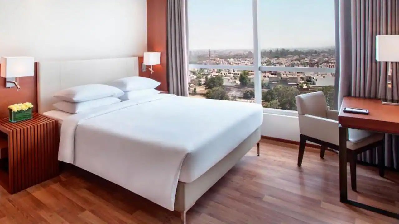 1 King Bed Club Access