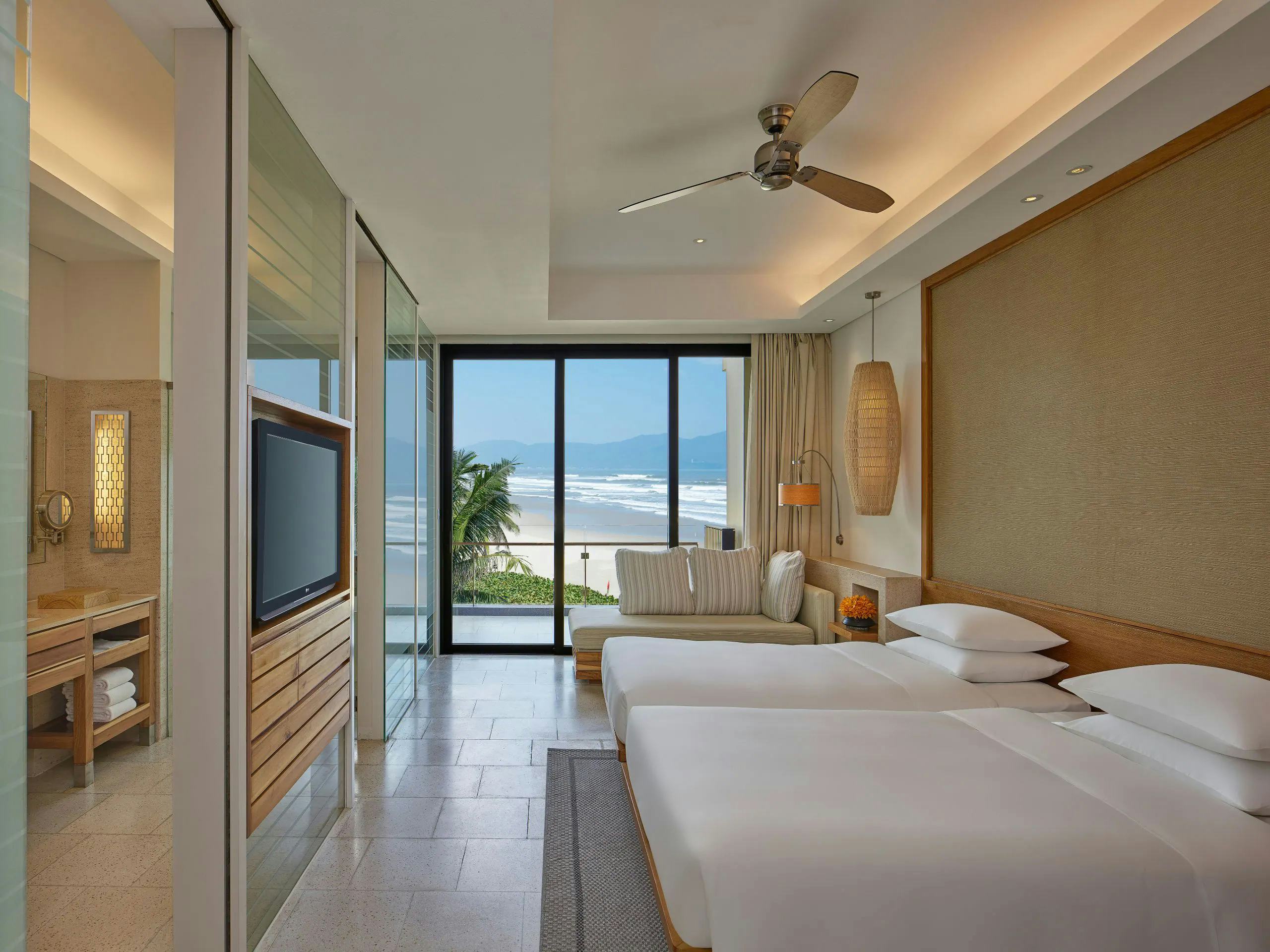 hyatt-regency-danang-resort-and-spa-hoi-an-and-da-nang-vietnam-2-twin-beds-ocean-view-with-club-access-01_4919