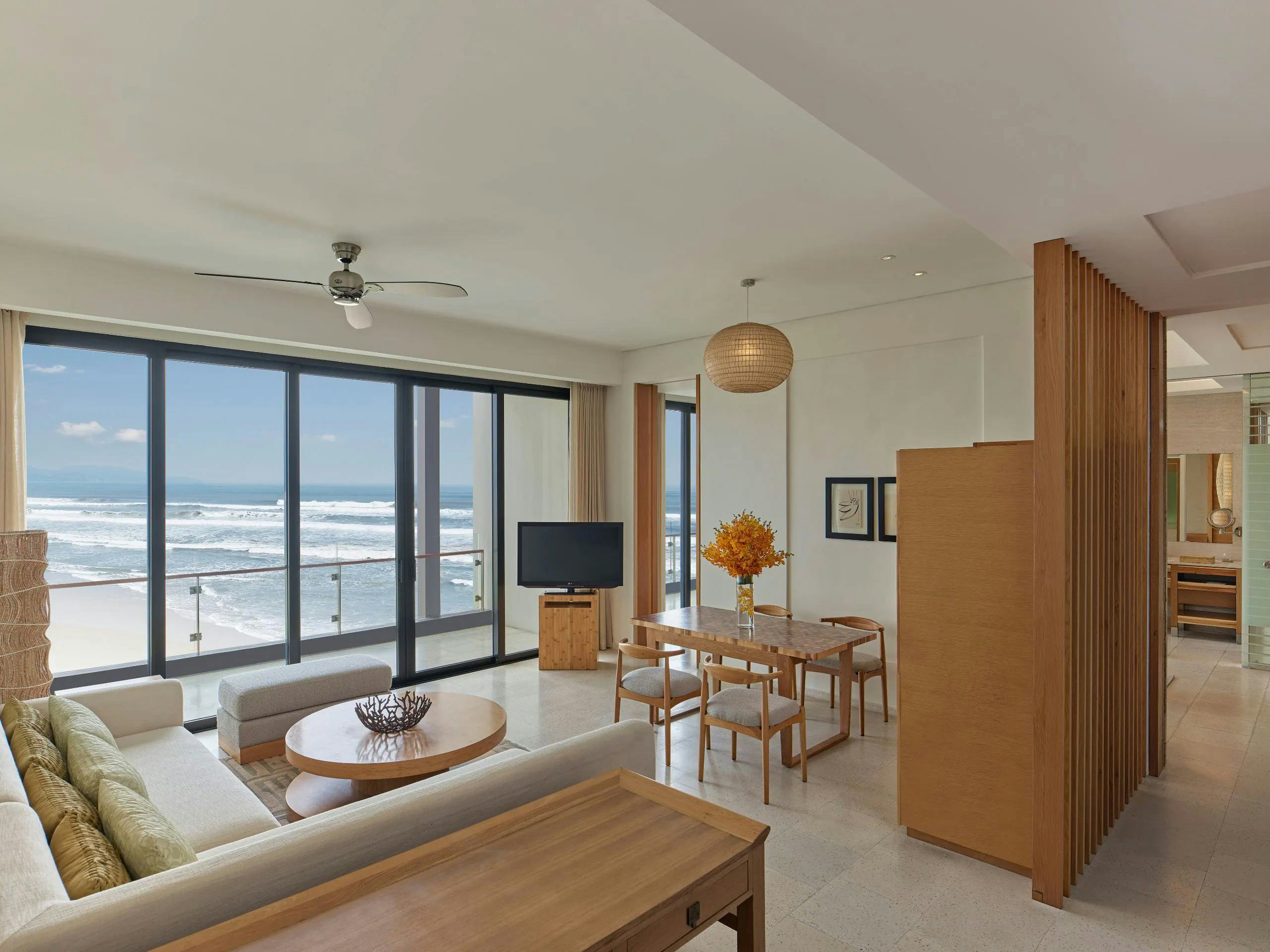 hyatt-regency-danang-resort-and-spa-hoi-an-and-da-nang-vietnam-regecy-ocean-view-suite-01_4919
