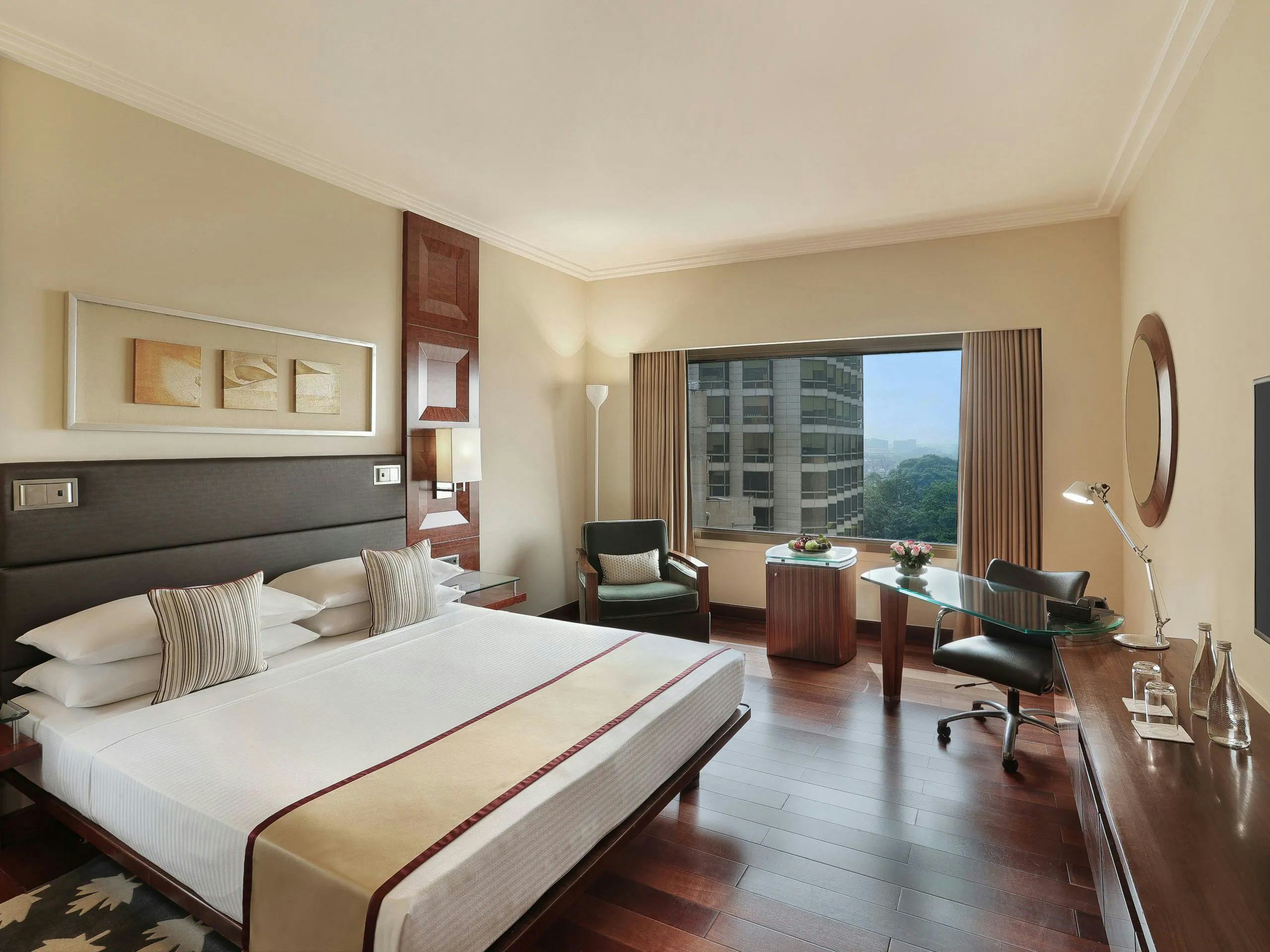 hyatt-regency-delhi-hyatt-king-room-with-pool-view_1303