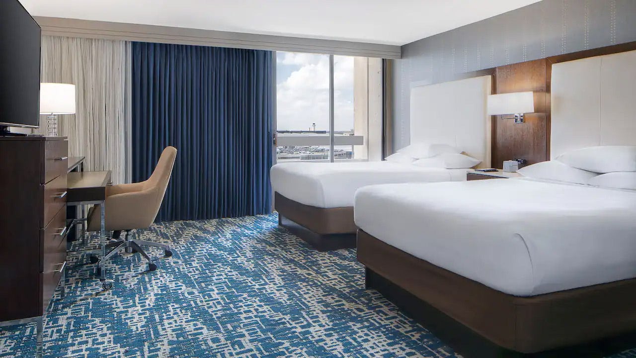 2 Queen Beds Airport View