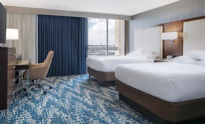 2 Queen Beds Airport View