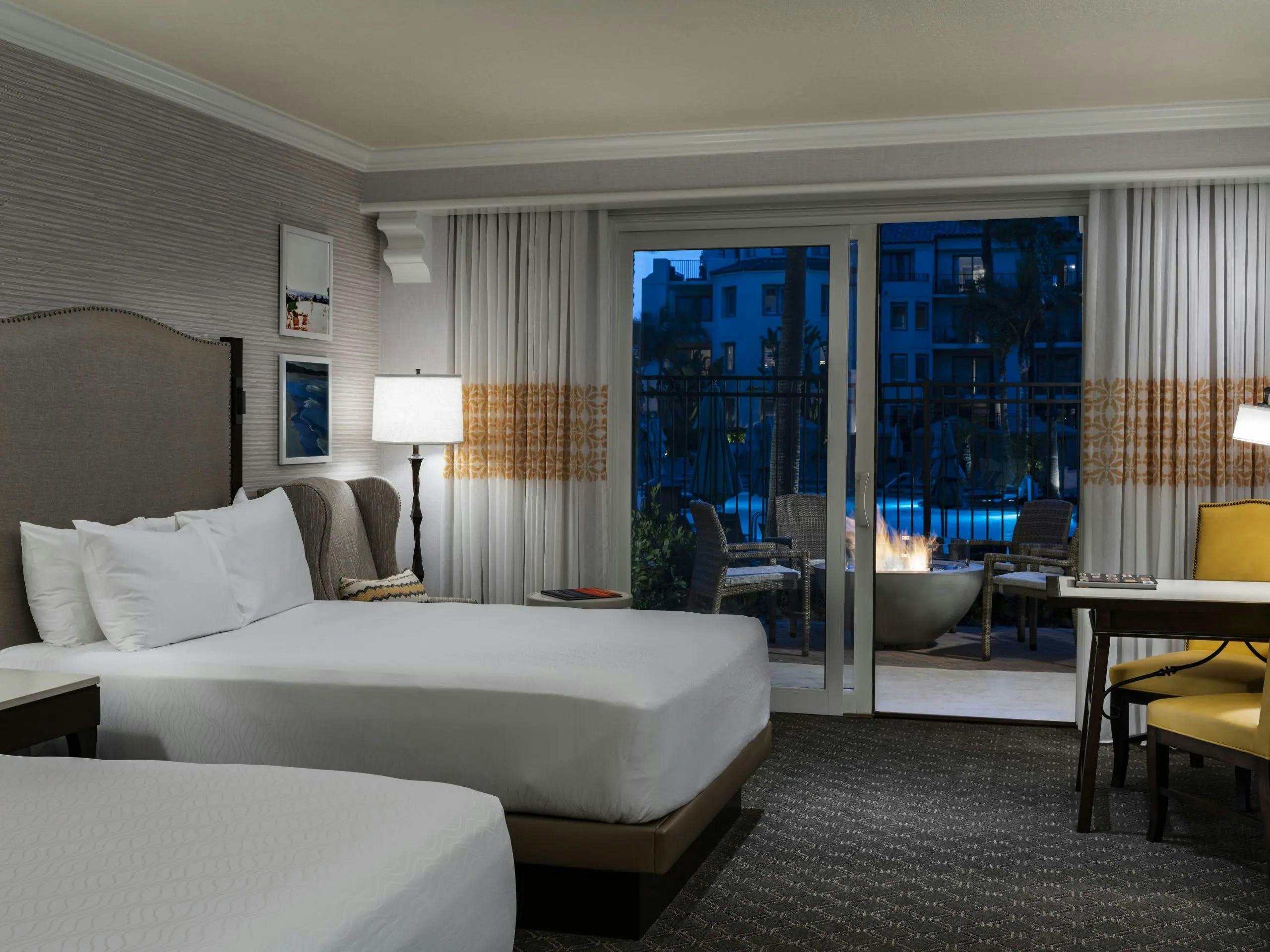 2 Queen Beds with Patio Firepit