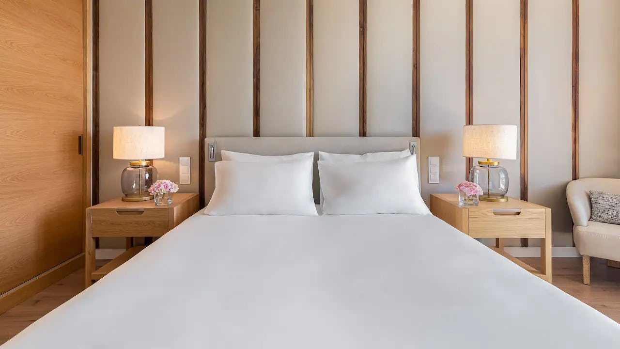 Standard Courtyard 1 Queen Bed