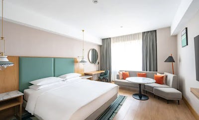 1 King Bed with Club Access