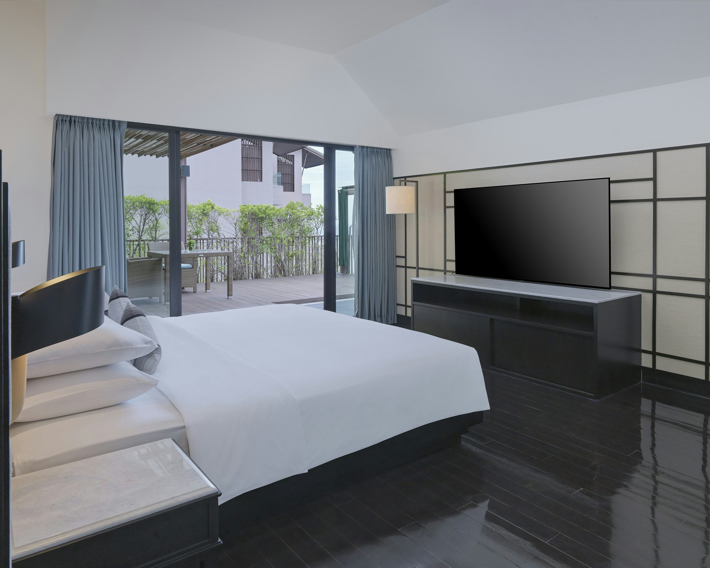 1 King Bed with Terrace Whirlpool