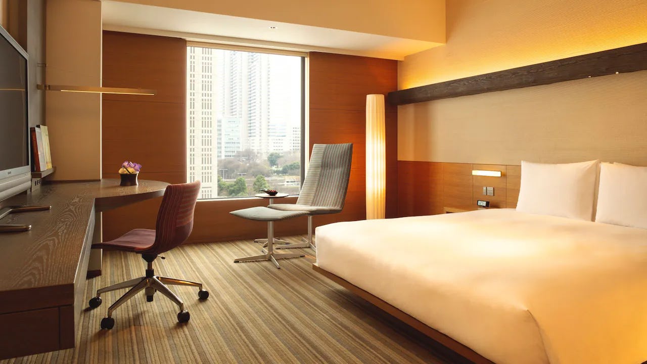 1 King Bed, Club Access