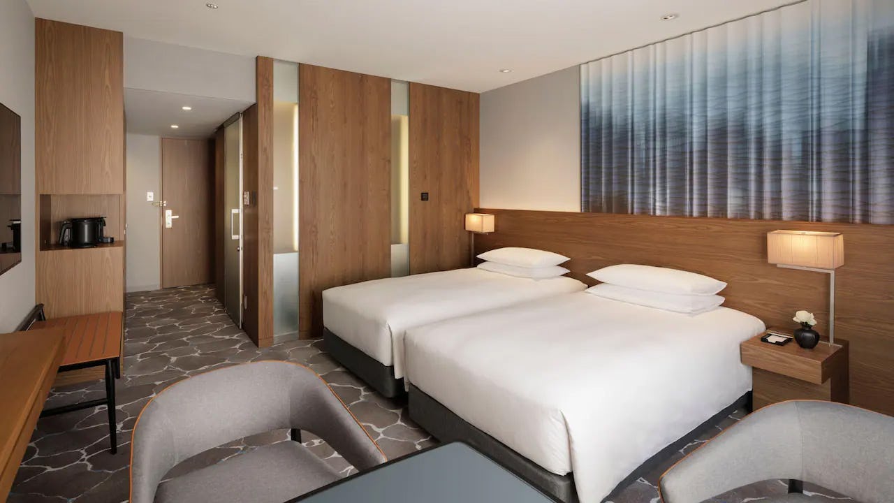 2 Twin Beds, City View