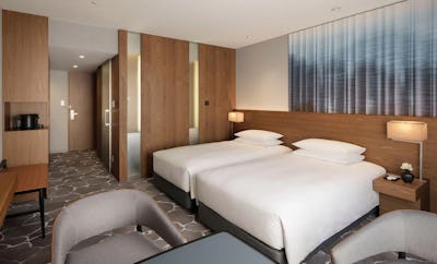 2 Twin Beds, City View