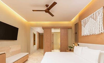 RESORT VIEW SWIM-UP KING