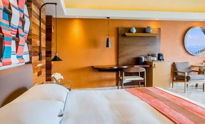 CLUB OCEAN FRONT HOT TUB KING