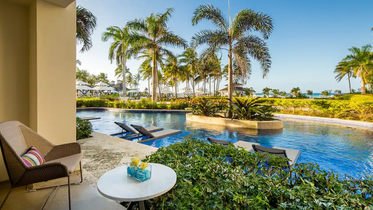 One Bedroom Ocean View Swim-Up Suite