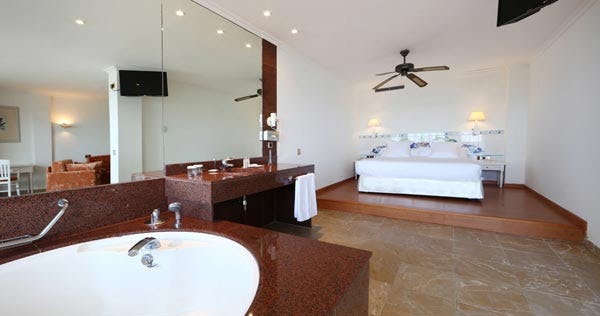 SEA-VIEW SHARING POOL SUITE