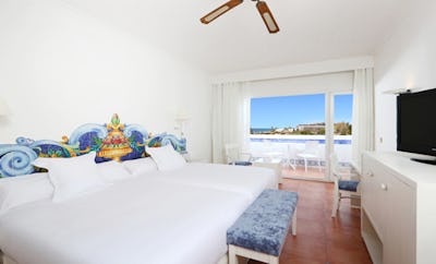 SIDE SEA-VIEW FAMILY ROOM