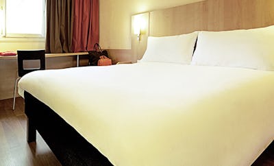 Room with 2 single beds equipped with the new bedding