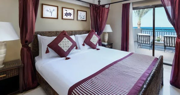 jaz-belvedere-resort-sharm-el-sheikh-junior-suite-queen-bed-pool-or-sea-view-01_1744