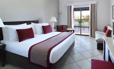 Superior, Queen Bed, Garden View