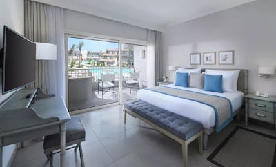 Deluxe Room, Queen Bed, Pool View