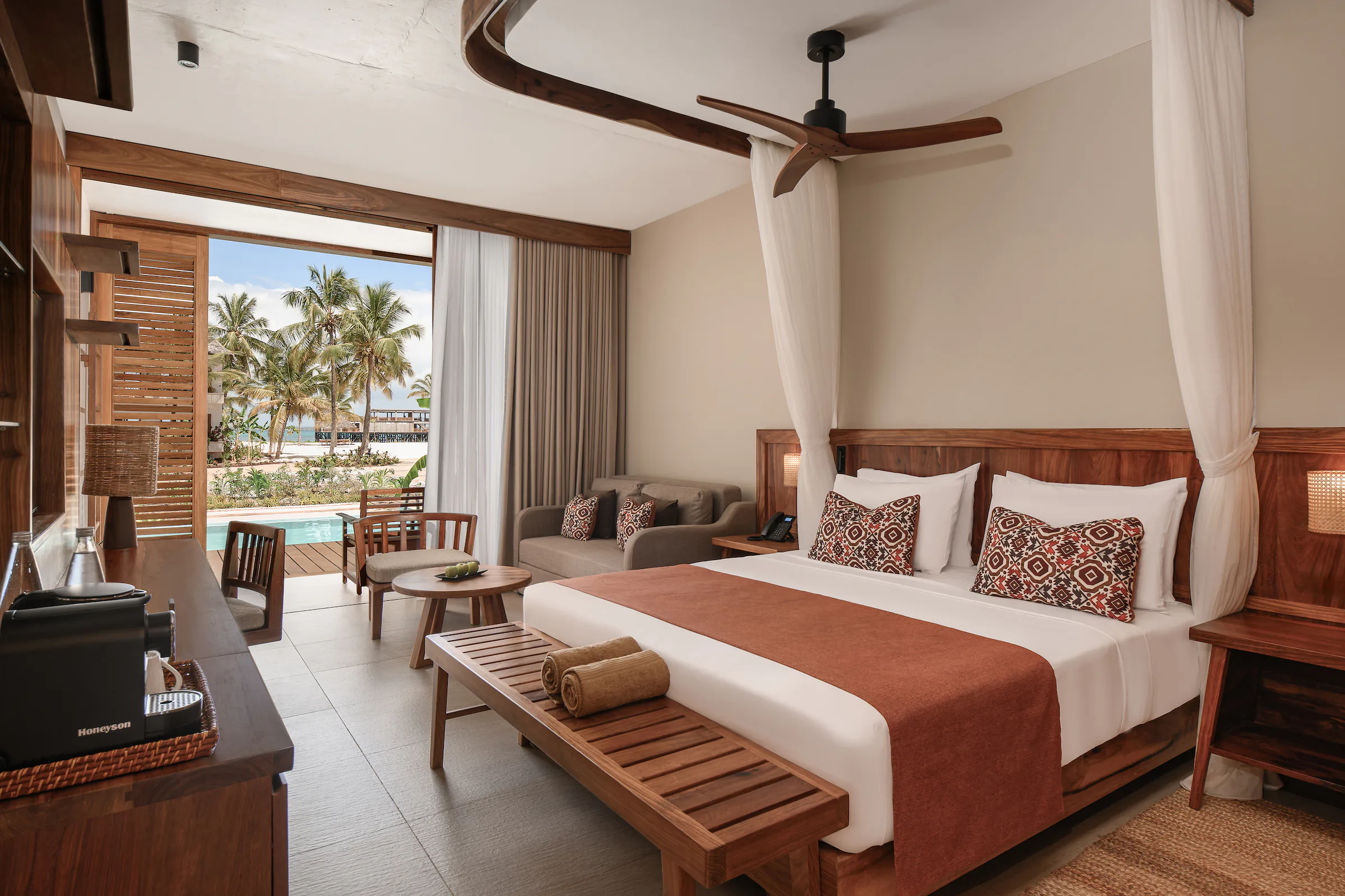 jaz-elite-aurora-zanzibar-tanzania-deluxe-king-bed-swim-up-ocean-view_13513
