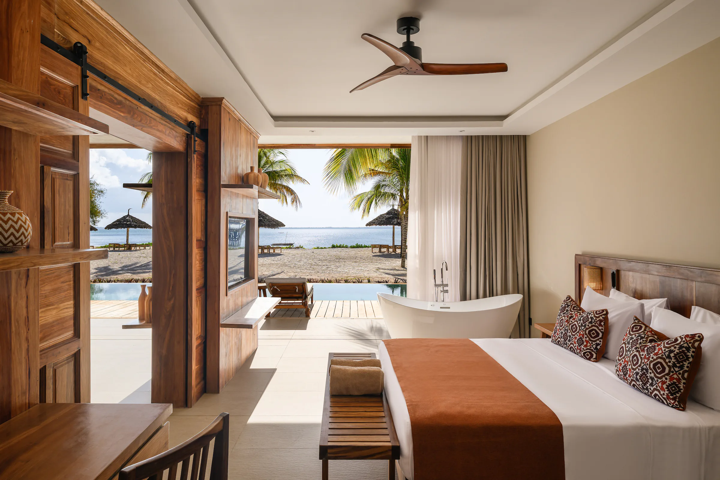 jaz-elite-aurora-zanzibar-tanzania-executive-suite-king-bed-swim-up-front-ocean-view_13513