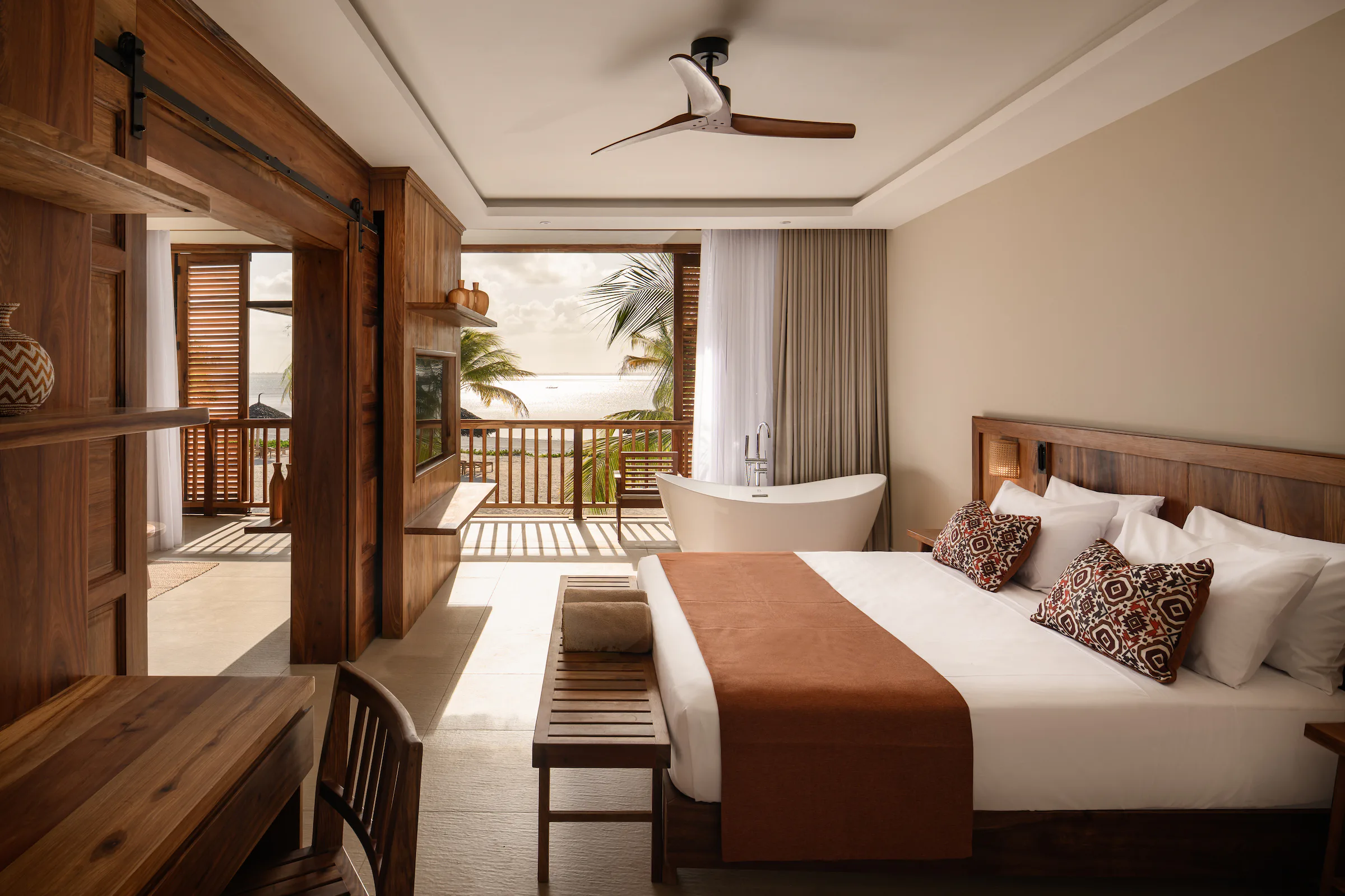jaz-elite-aurora-zanzibar-tanzania-royal-suite-king-bed-front-ocean-view-01_13513