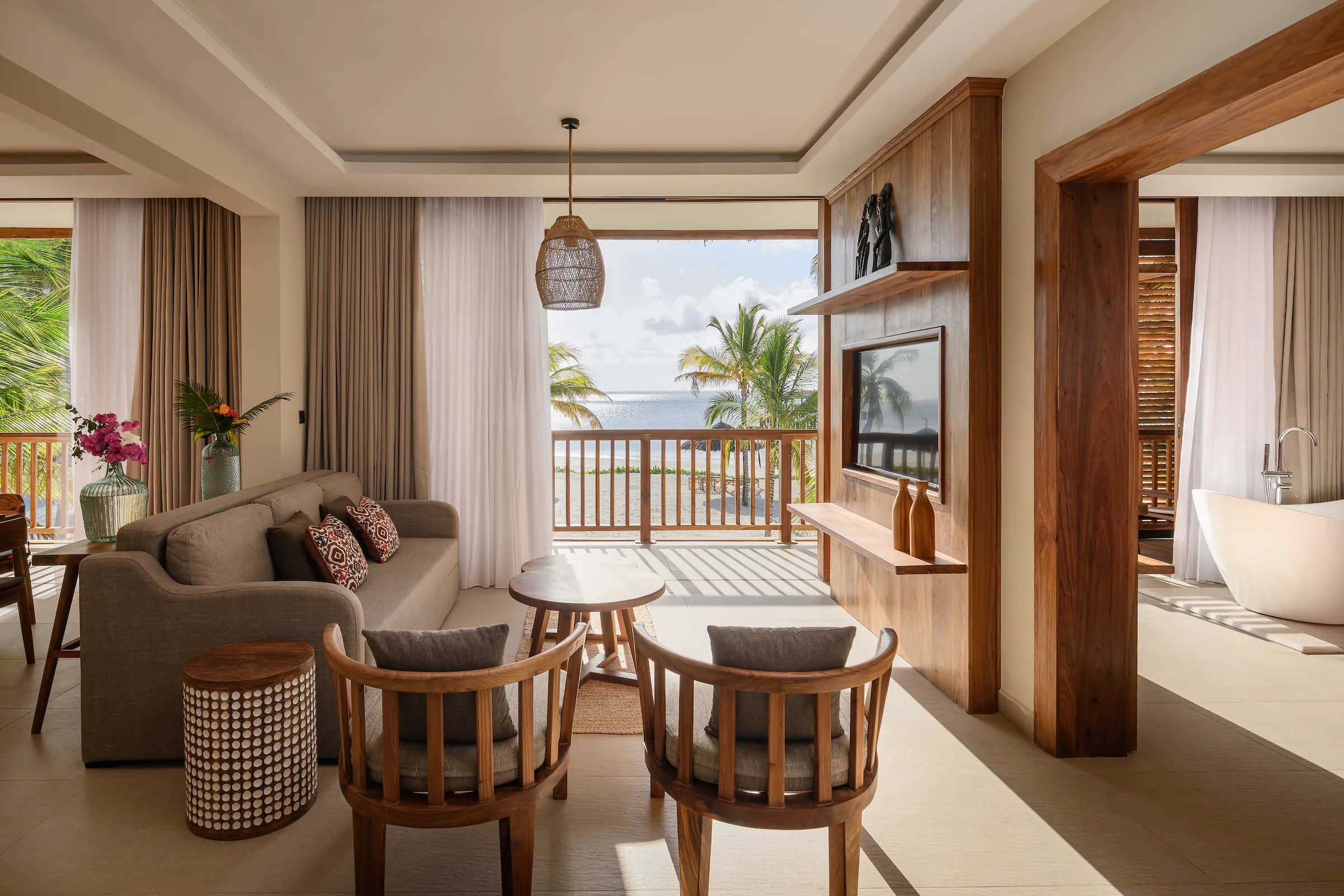 jaz-elite-aurora-zanzibar-tanzania-royal-suite-king-bed-front-ocean-view-02_13513