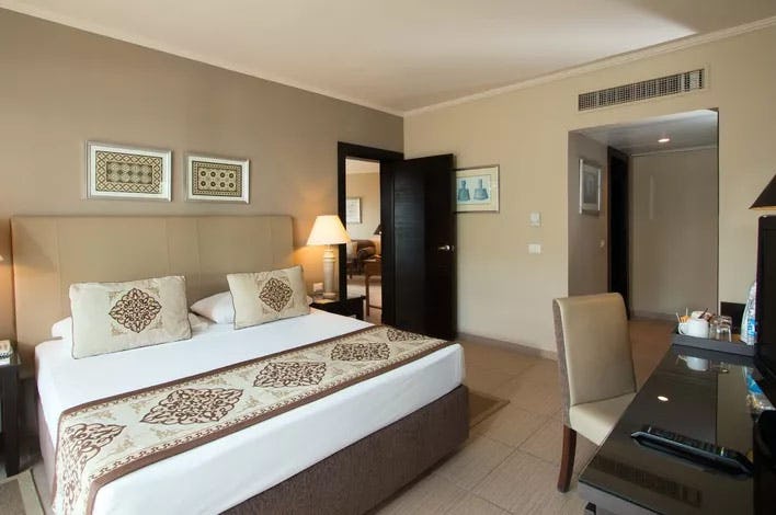Junior Suite, Queen Bed, Pool & Sea View