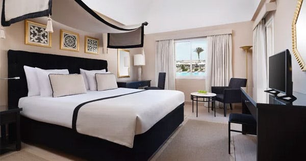 Junior Suite, Queen Bed, Side Sea view
