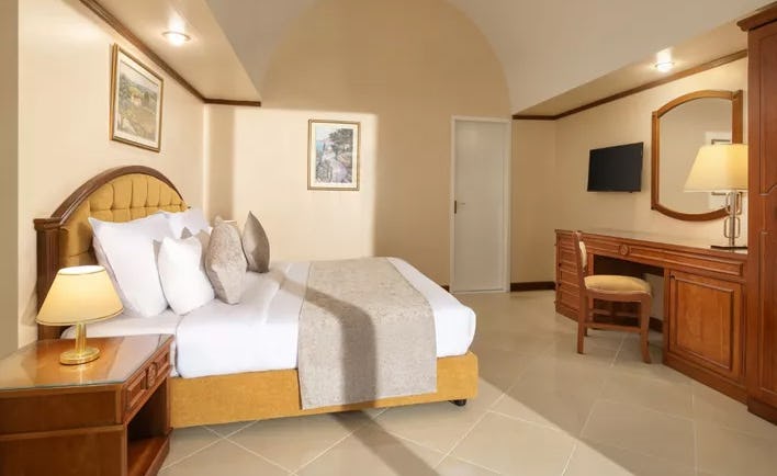 jaz-pyramids-resort-egypt-executive-suite-king-bed-garden-view_1761