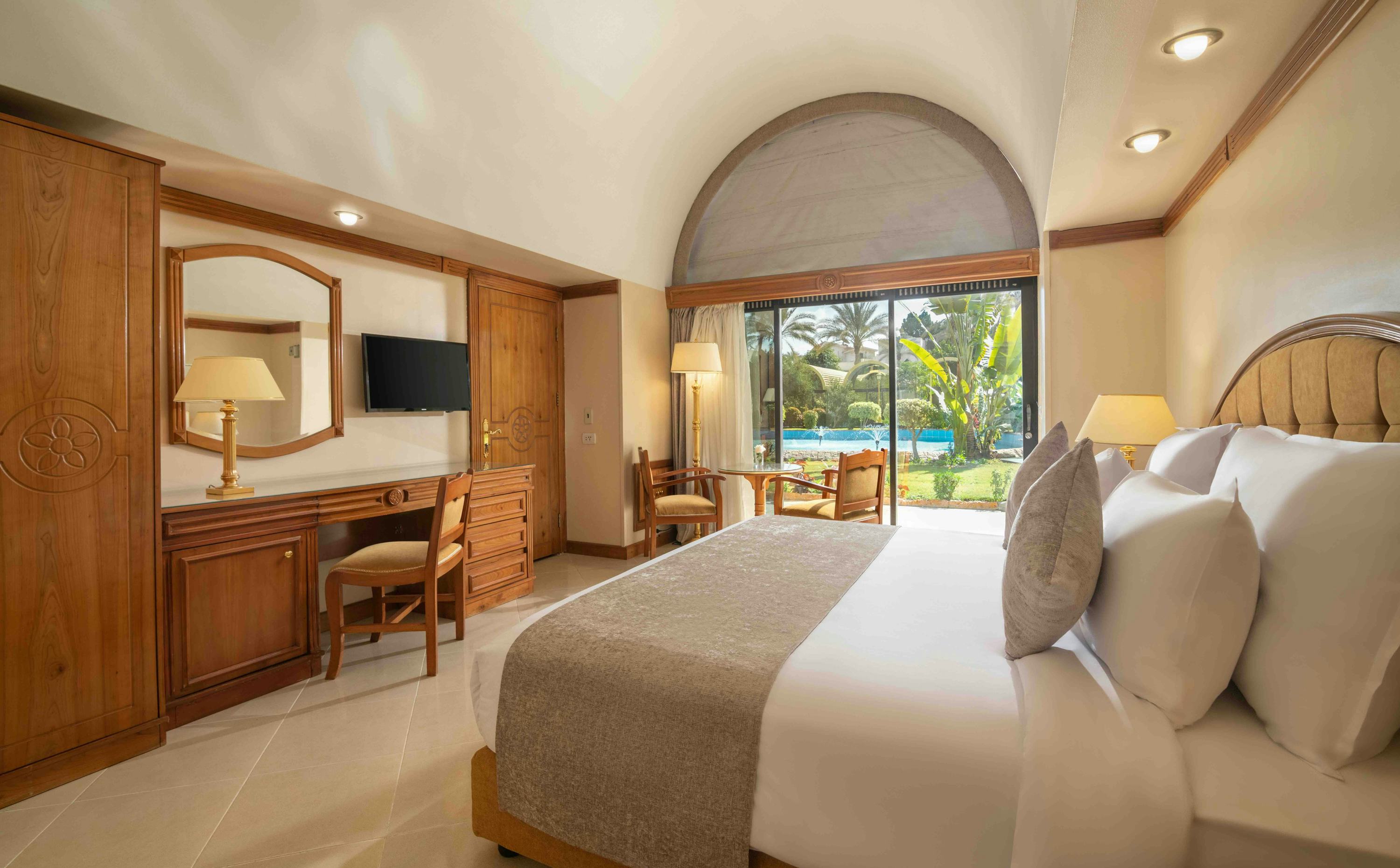 jaz-pyramids-resort-egypt-family-suite-king-bed-garden-view_1761