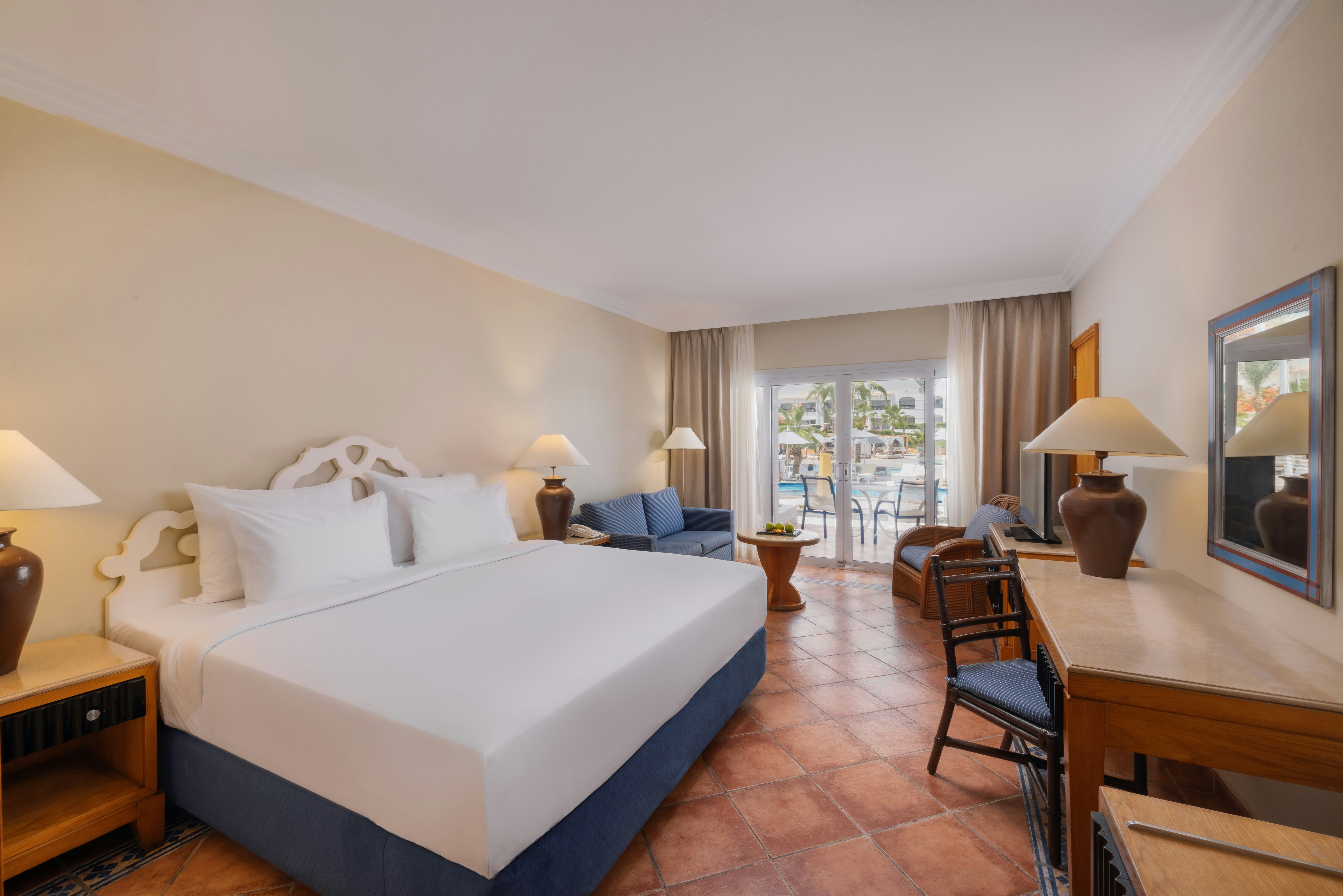 Deluxe, Queen or Twin Bed, Pool View