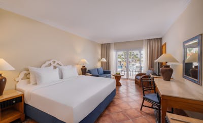 Deluxe, Queen or Twin Bed, Pool View