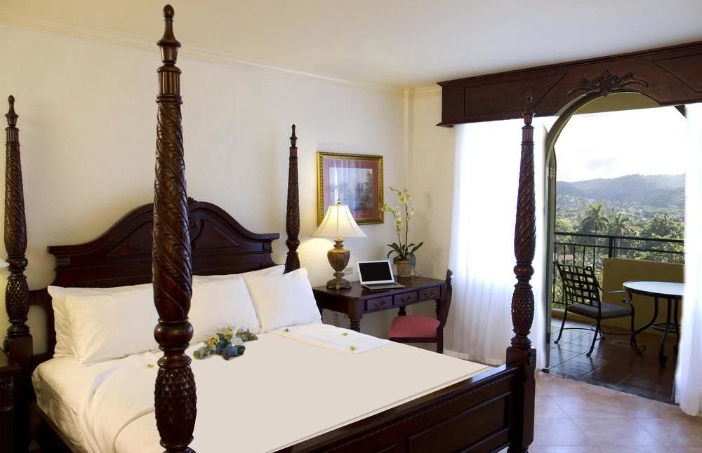 Sapphire Mountain View Guest Rooms