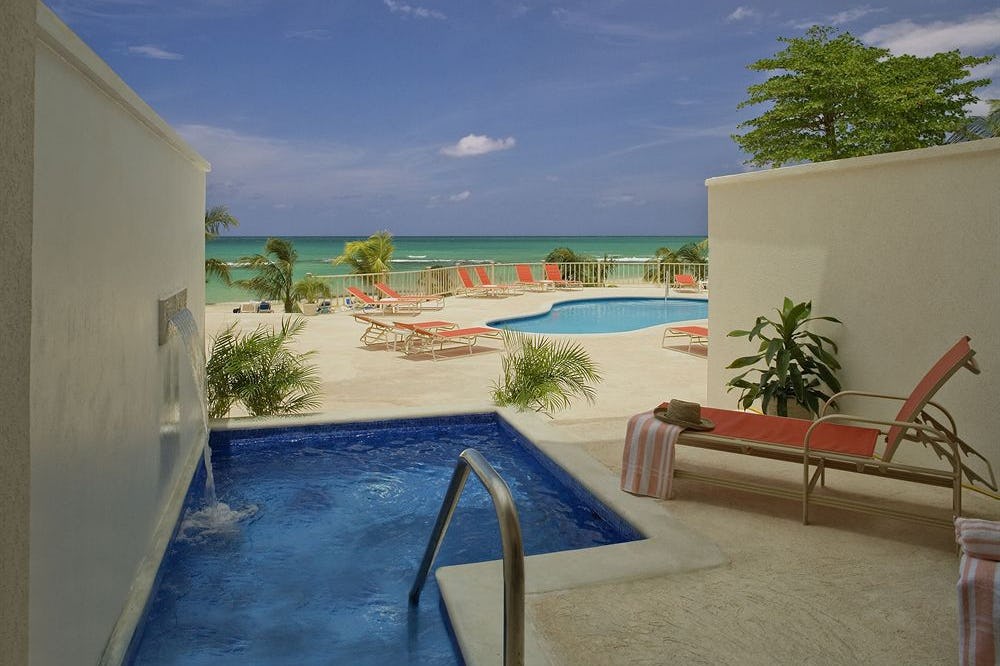 Junior Suite Oceanfront w/Plunge Pool & Concierge Service